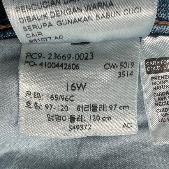 Levi's Women's Classic Roll Up Jean Shorts - Picture 12 of 12